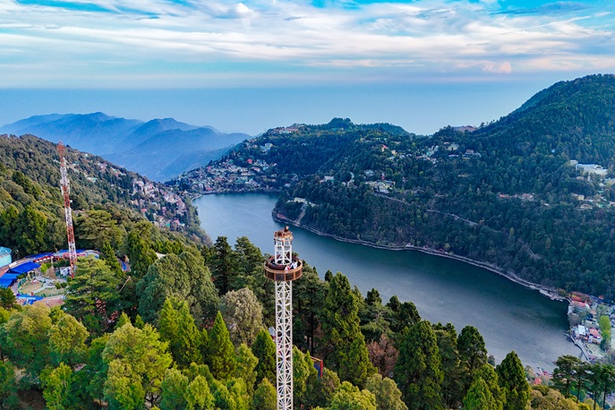 Naini Lake ka aaj ka sundar drishya jahan se pura modern Nainital dikhai deta hai.